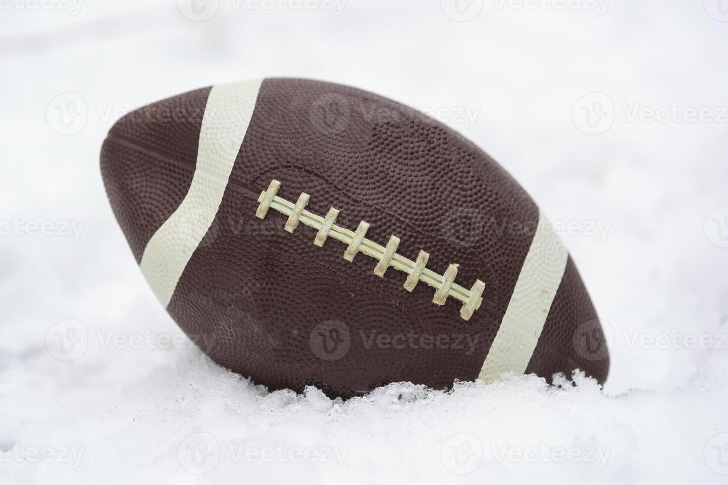 une Football couvert avec neige et pose dans le neige photo