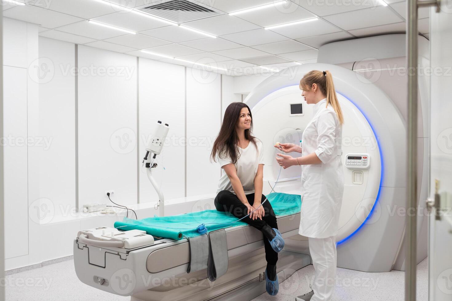 médical ct ou mri analyse avec une patient dans le moderne hôpital laboratoire. intérieur de radiographie département. technologiquement Avancée équipement dans blanc chambre. magnétique résonance Diagnostique machine photo