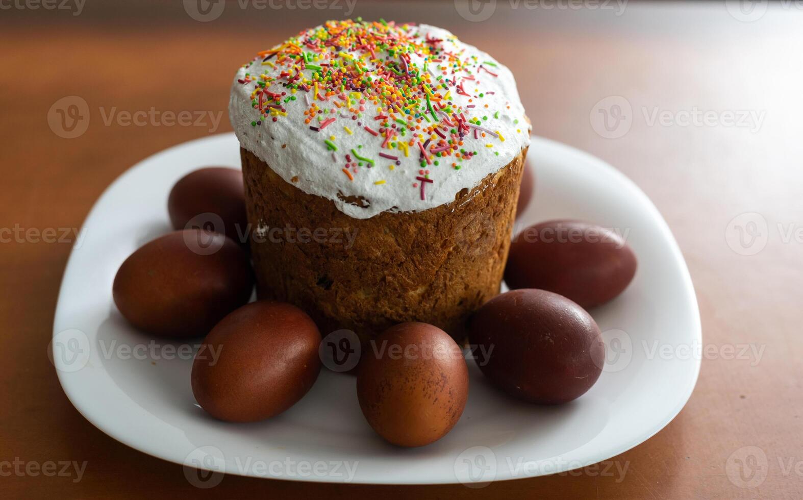 Pâques gâteau et peint des œufs photo