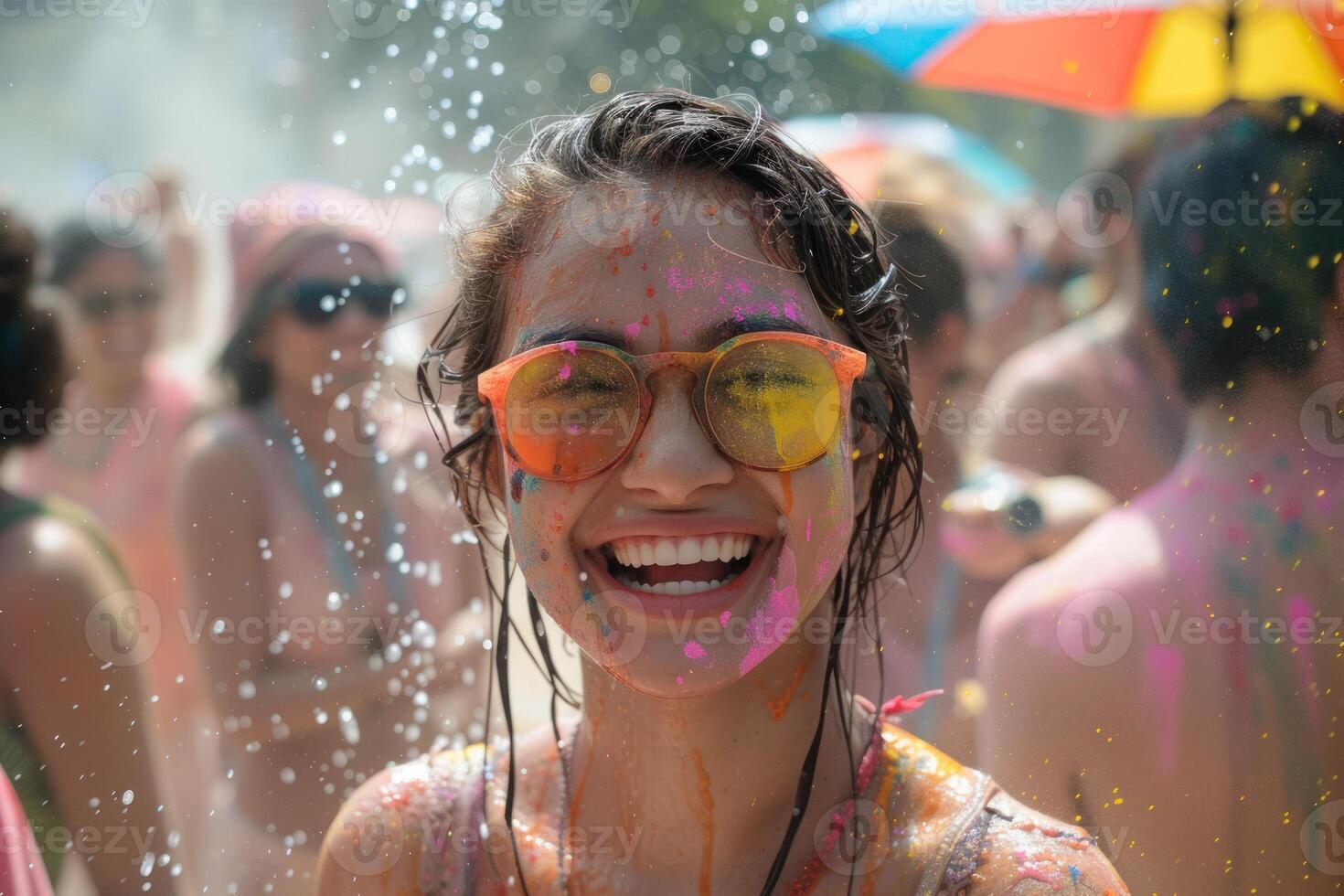 ai généré joyeux femme portant des lunettes de soleil éclaboussé avec l'eau à Holi festival. Jeune femme en riant comme l'eau gouttelettes éclaboussure autour sa pendant le vibrant Holi festival. photo