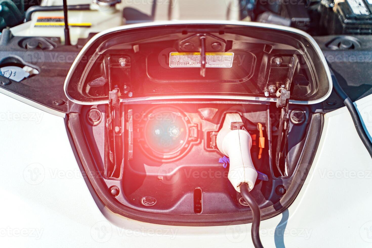 électrique voiture à mise en charge station avec le Puissance câble la fourniture branché . respectueux de la nature alternative énergie concept photo