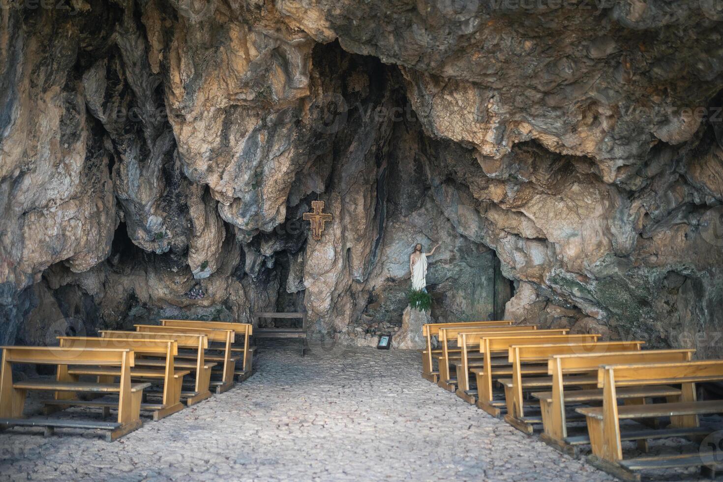 ancien Christian chapelle à l'intérieur une la grotte dans Montagne photo