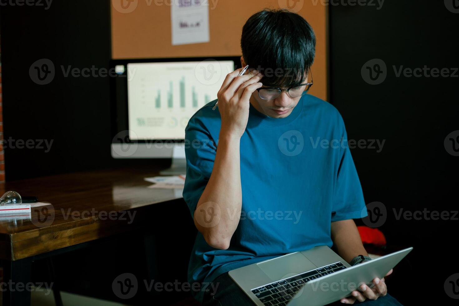 le concept de financier problèmes. non dette paiement. stressé Jeune homme en train de lire Accueil facture d'achat des lettres, reçu mal nouvelles, mal financier rapports, échoué examens. triste et stressé homme d'affaire. photo