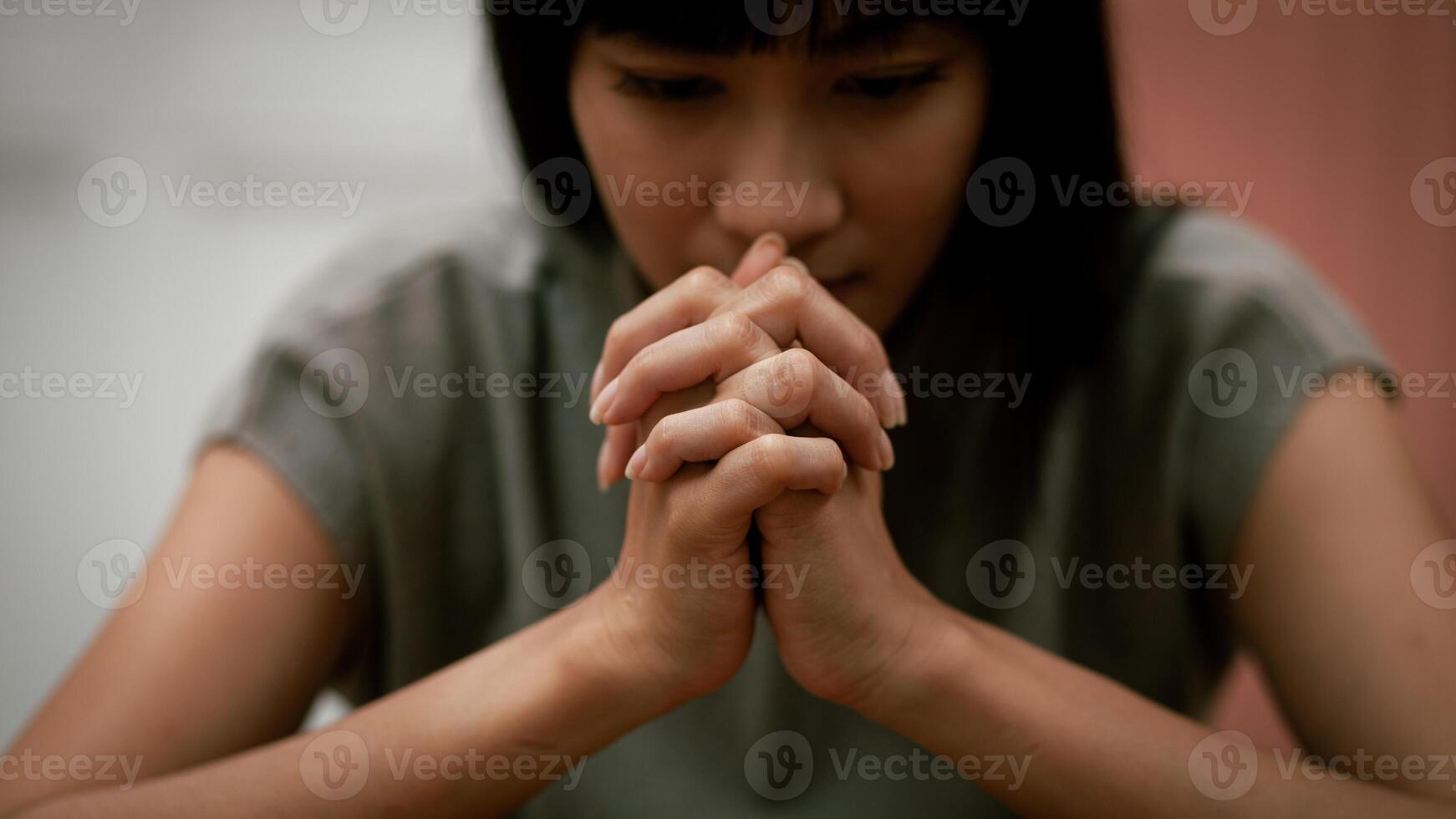 religieux concept. croyance. fermer. une Jeune femme prier Merci à le saint écritures. dieux enseignements basé sur Foi et Foi dans Dieu, religion, croyance, espoir, aimer, prier photo