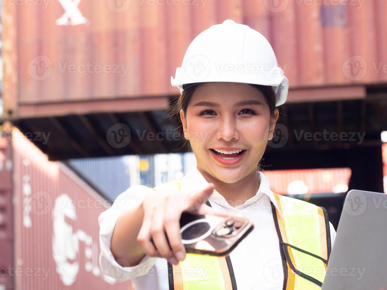 femelle femme Dame fille la personne gens Humain blanc casque casque sécurité Regardez à caméra content sourire montrer du doigt doigt de bonne humeur magnifique jolie récipient construction travail emploi importer exportation fabrication photo