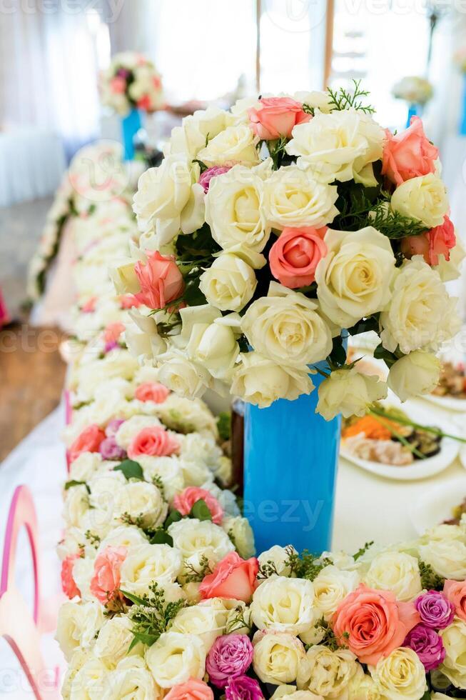 mariage fleurs concept. . brillant couleurs. table décorations. fermer. photo