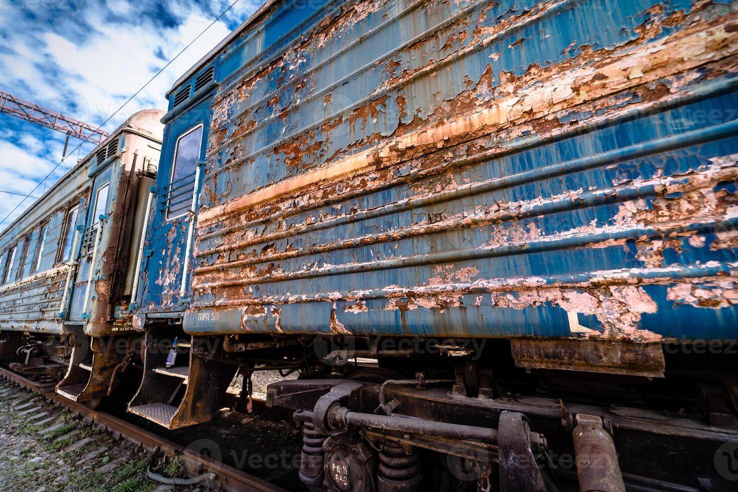 vieux rouillé patiné pelé peindre de un vieux wagon. bleu abandonné chemin de fer le chariot. vieux gare. photo