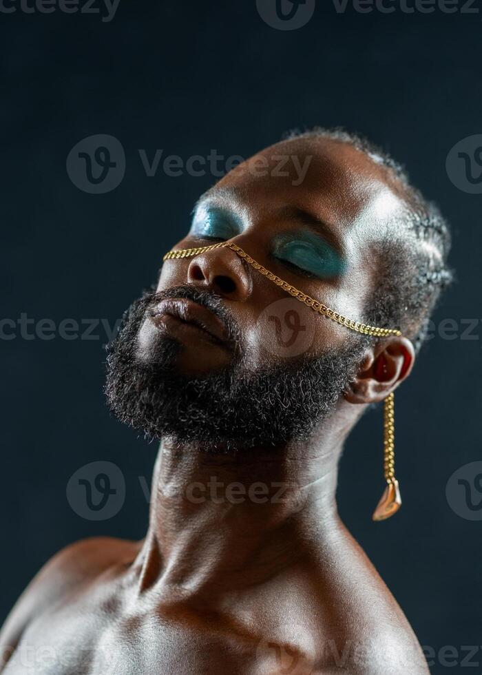 homosexuel homme avec maquillage et accessoire sur visage photo