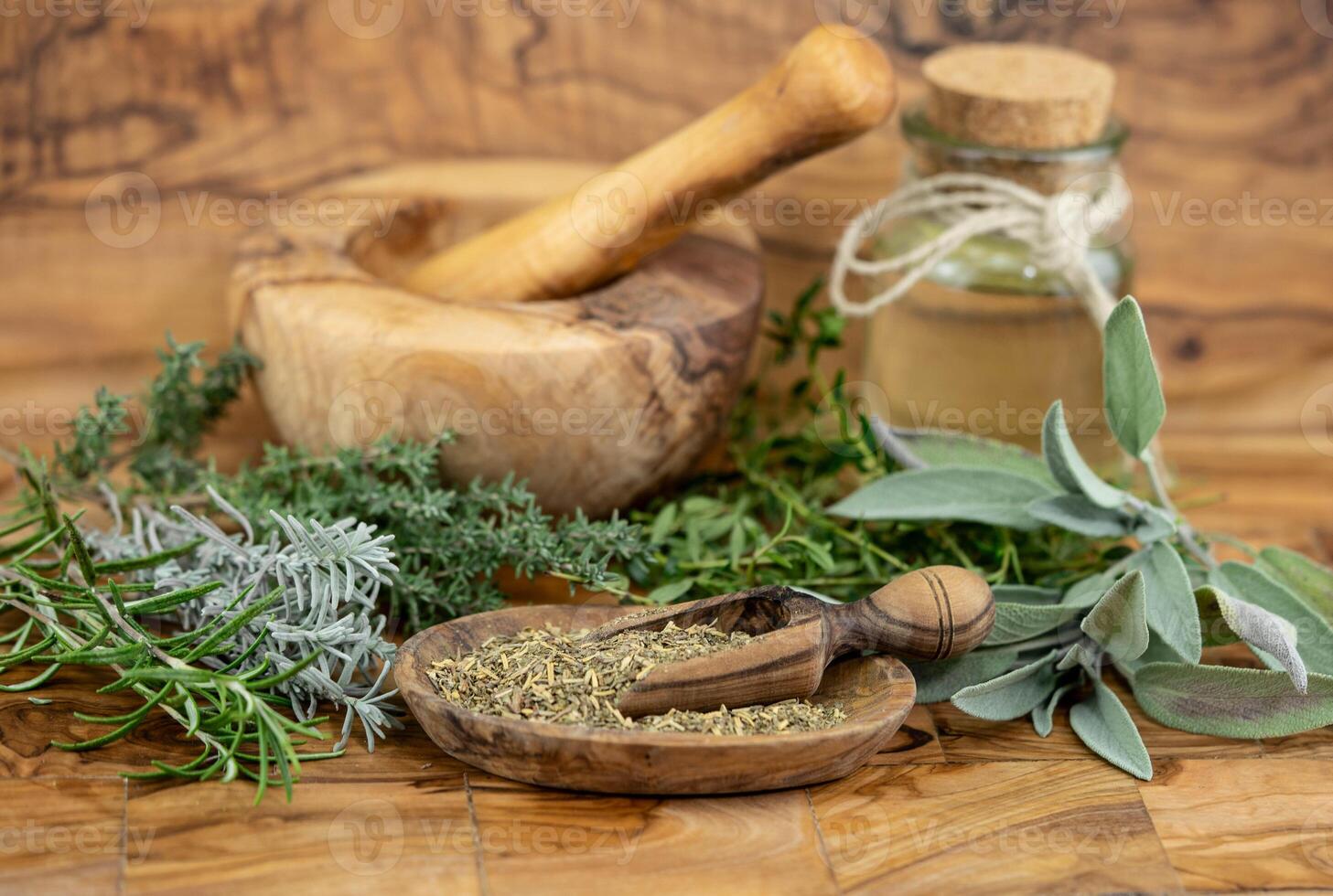 herbes de français Provence sur olive bois photo