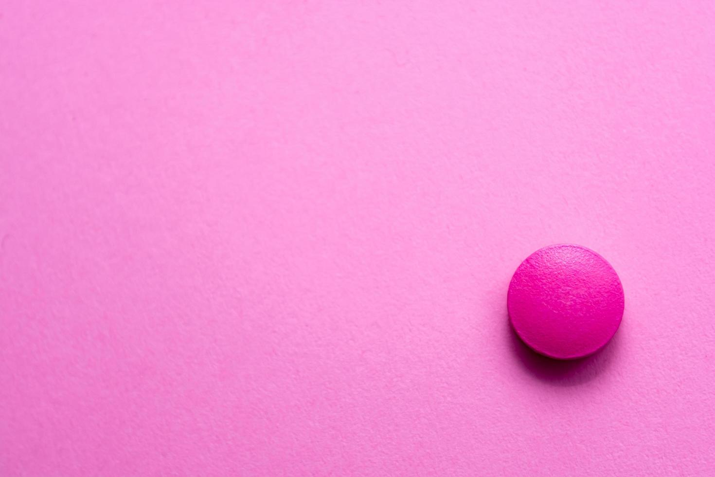 tablette rose sur un gros plan de table rose. thème médical. photo