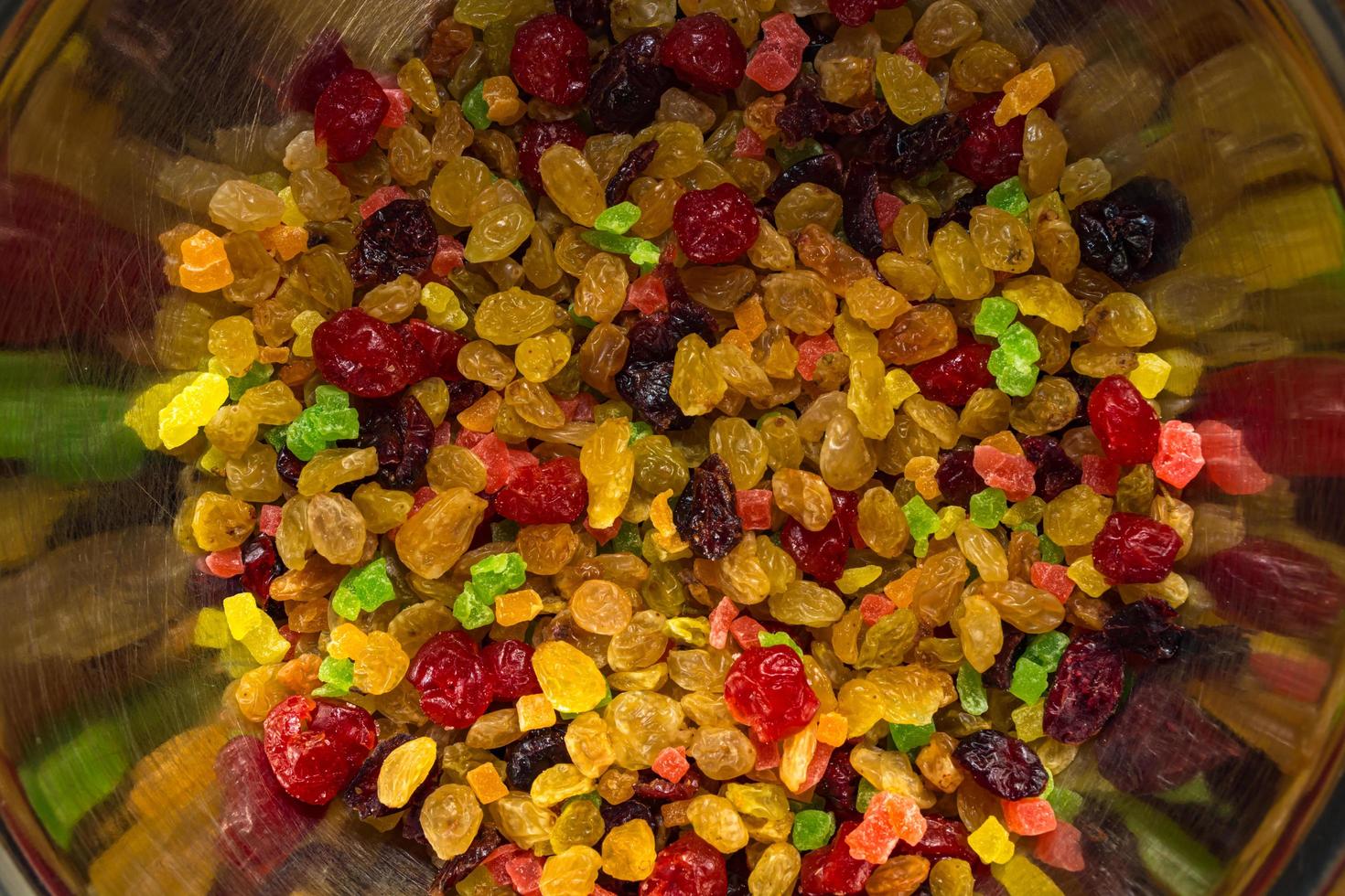 fruits secs et fruits confits mélangés dans une assiette. préparation de bonbons naturels. photo