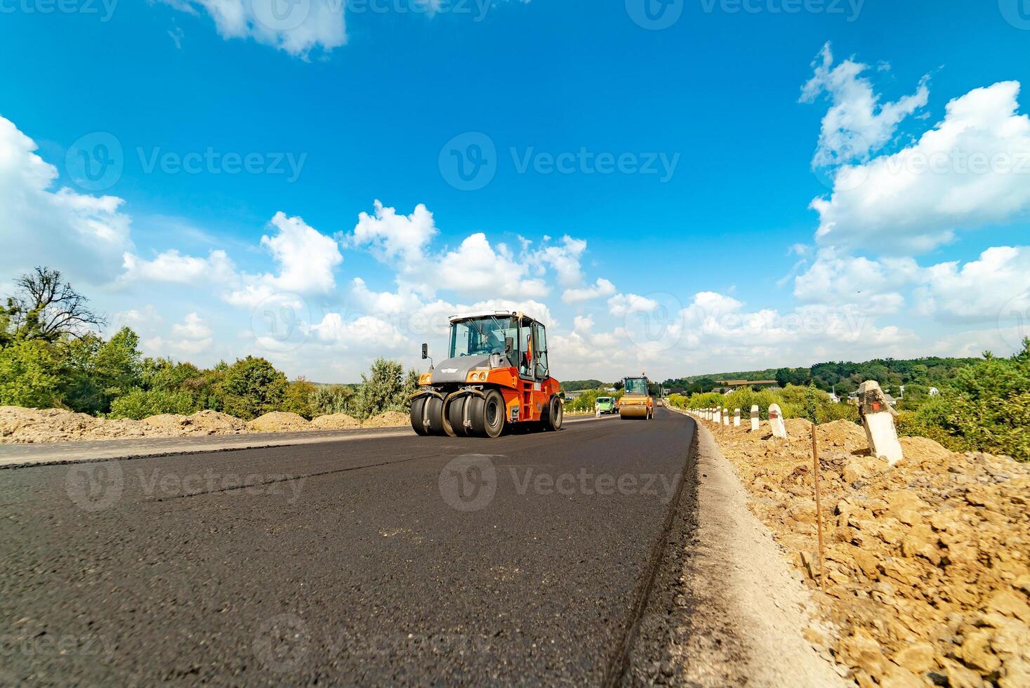 machine avec spécial arbres pour scellage et nivellement de route surfaces monte sur une Nouveau asphalte photo