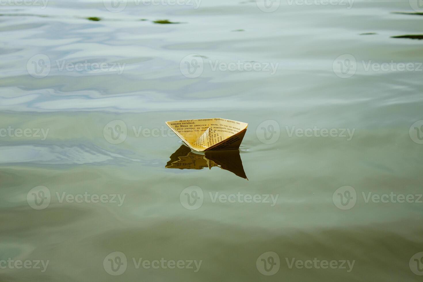 une blanc papier navire flottant sur l'eau photo