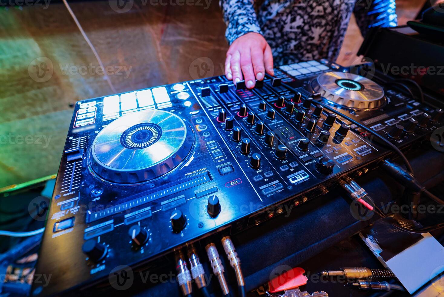 dj pièces branché la musique sur une mixer console dans le boîte de nuit photo