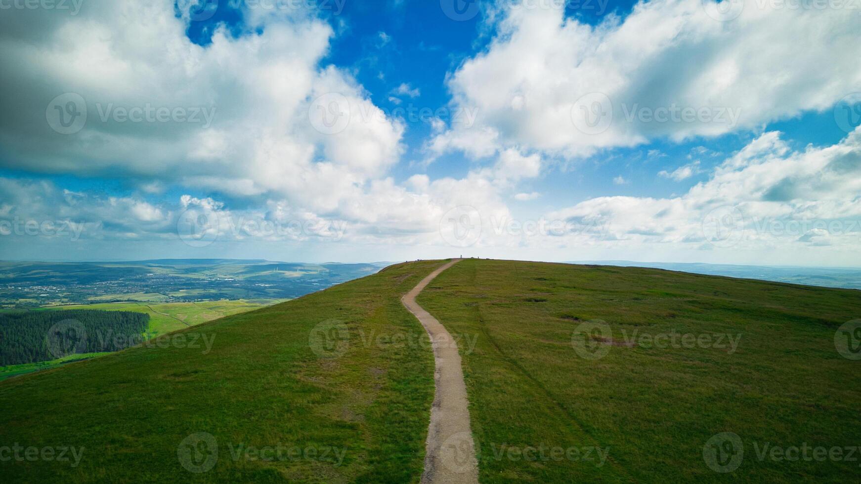 scénique vue de une étroit chemin sur une luxuriant vert colline en dessous de une bleu ciel avec des nuages dans pendre colline, Angleterre. photo