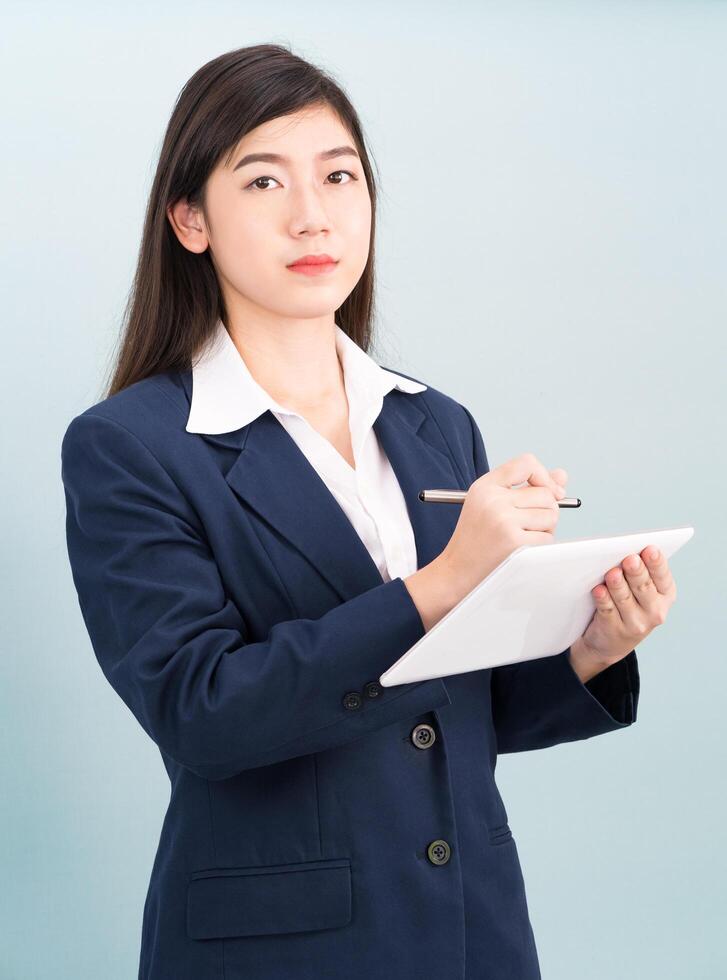 adolescente en costume à l'aide d'une tablette numérique d'ordinateur photo