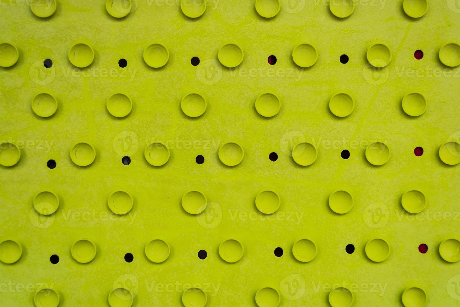 vieux tapis fissuré vert clair en caoutchouc avec ventouses. photo