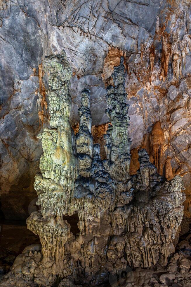 stalagmite et stalactite formation dans le paradis la grotte dans vietnam photo