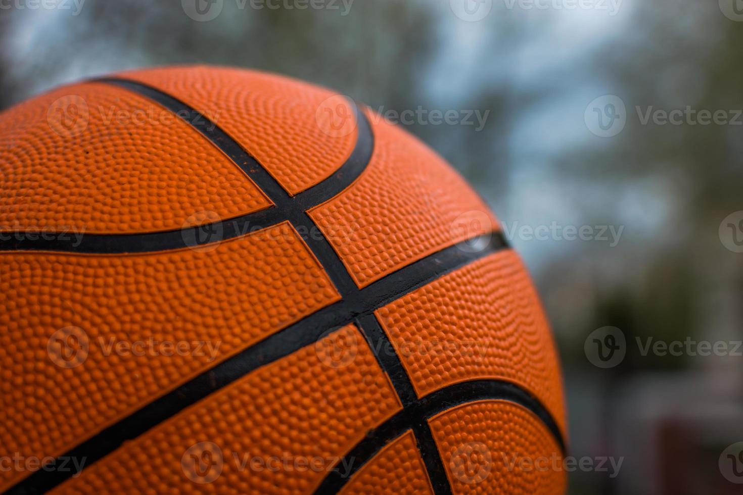 ballon de basket après le match sur un arrière-plan flou photo