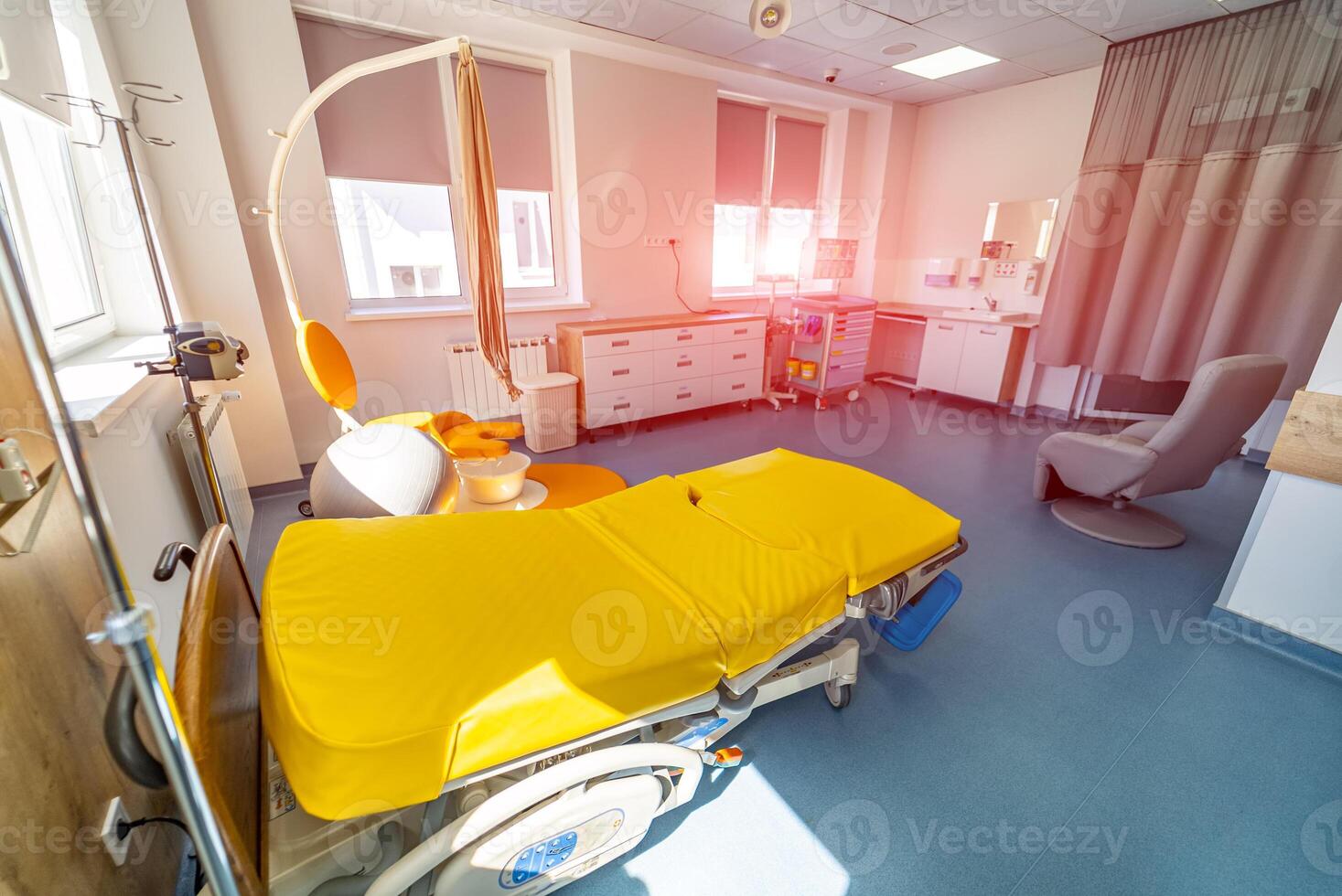 hôpital bébé santé se soucier. moderne patient des lits dans une maternité salle. photo