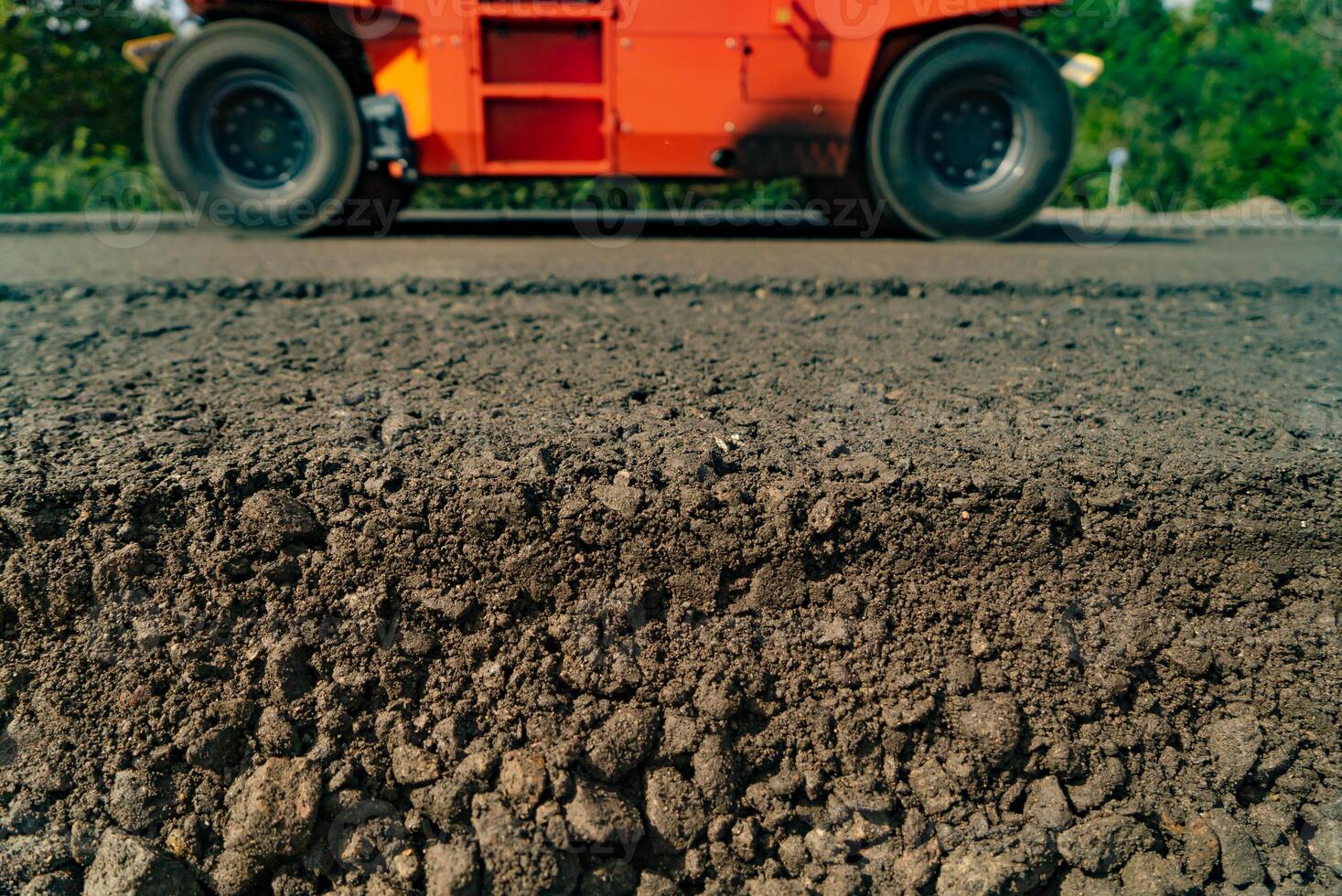 vibratoire rouleau compacteur est pose une Nouveau route construction. asphalte pavé machine pendant réparer route. macro coup photo