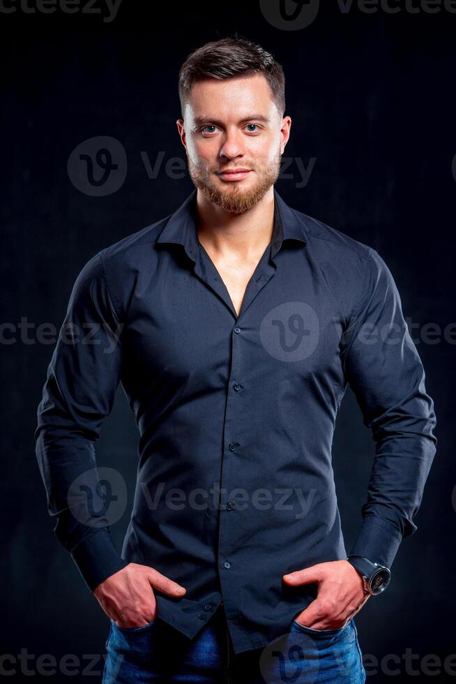 portrait de élégant Jeune homme. sexy Jeune gars avec moderne coiffure. photo