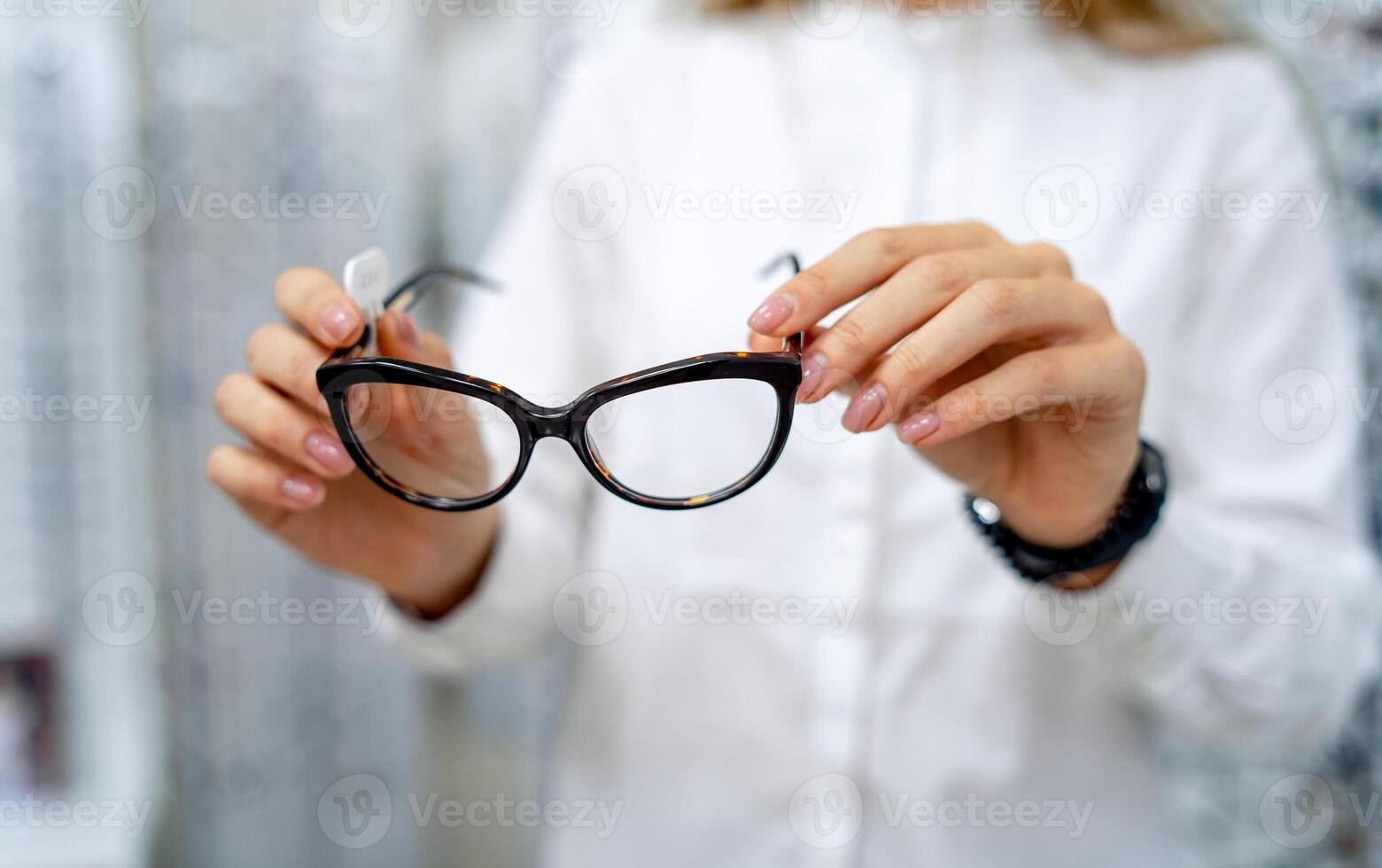 lunettes fermer. lunettes dans femme mains. en présentant lunettes. Zoom dans. photo