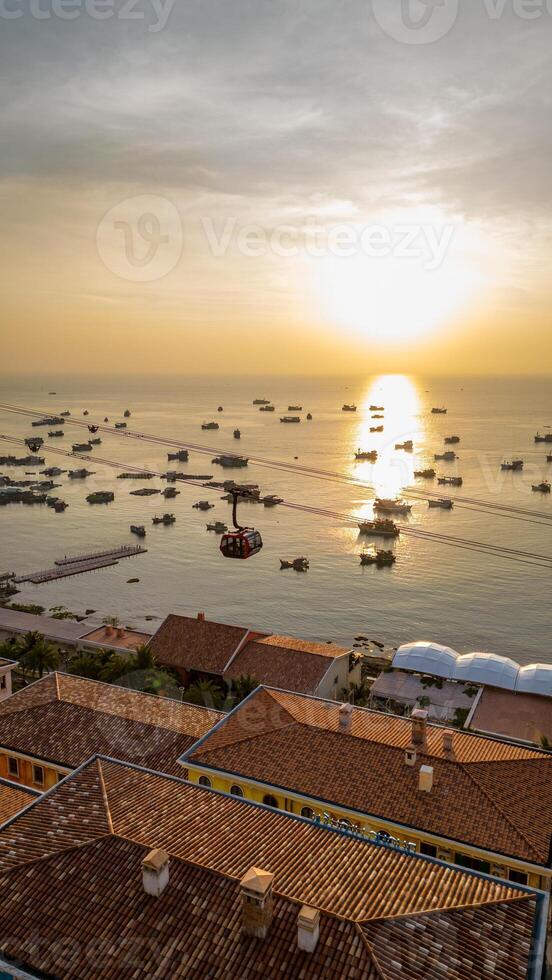 pittoresque vue de pêche bateaux à mer sur phu quoc île à coucher de soleil, vietnam photo