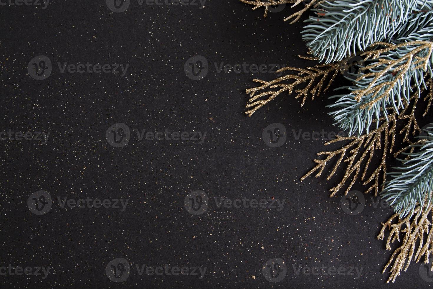 fond noir de noël à plat décoré de branches d'arbres du nouvel an et de paillettes avec espace de copie photo