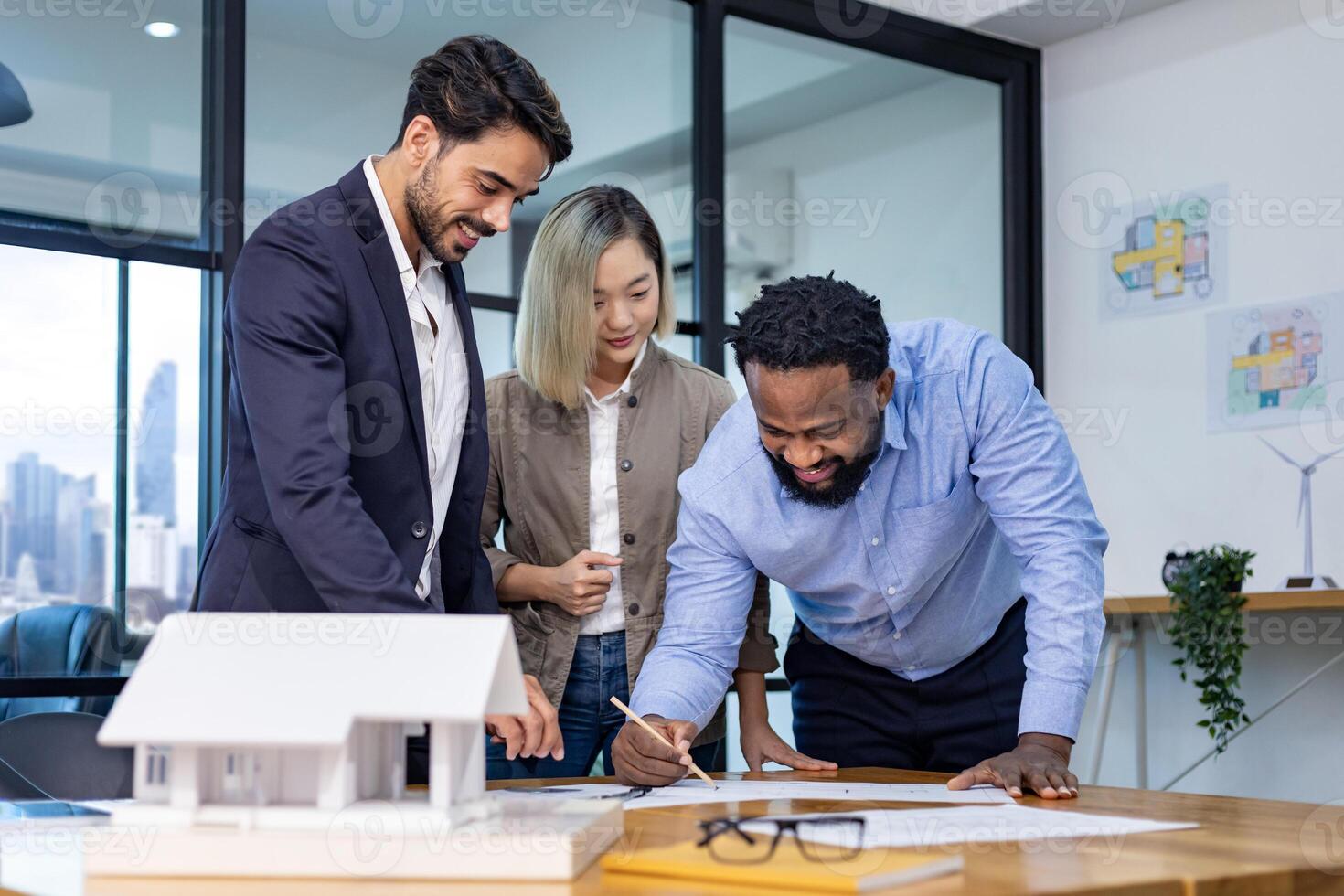 équipe de architecture et les hommes d'affaires discuter et réflexion sur sol plan modification pour réel biens investissement et logement développement projet photo