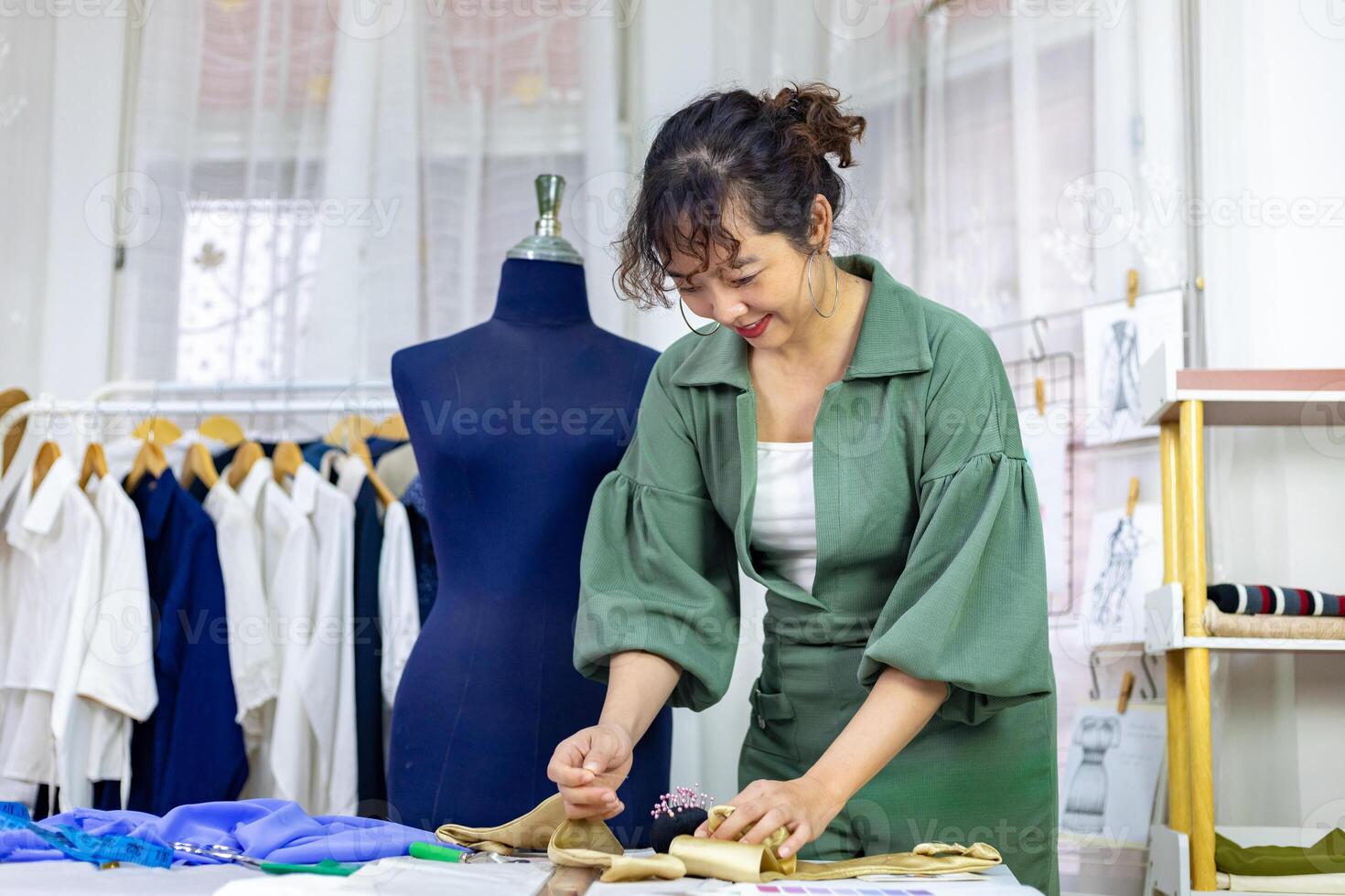 couturières est fabrication ajustement sur mousseline pour Nouveau Douane fabriqué robe tandis que travail dans artistique atelier studio pour mode conception et Vêtements affaires industrie concept photo