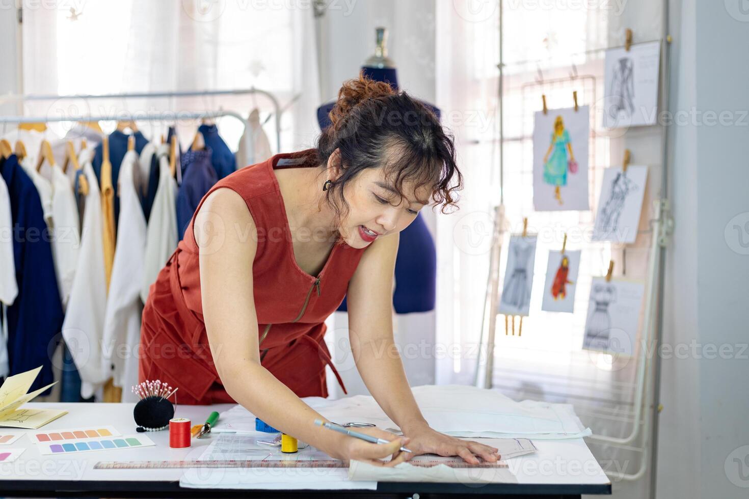 couturières est fabrication ajustement sur mousseline pour Nouveau Douane fabriqué robe tandis que travail dans artistique atelier studio pour mode conception et Vêtements affaires industrie concept photo