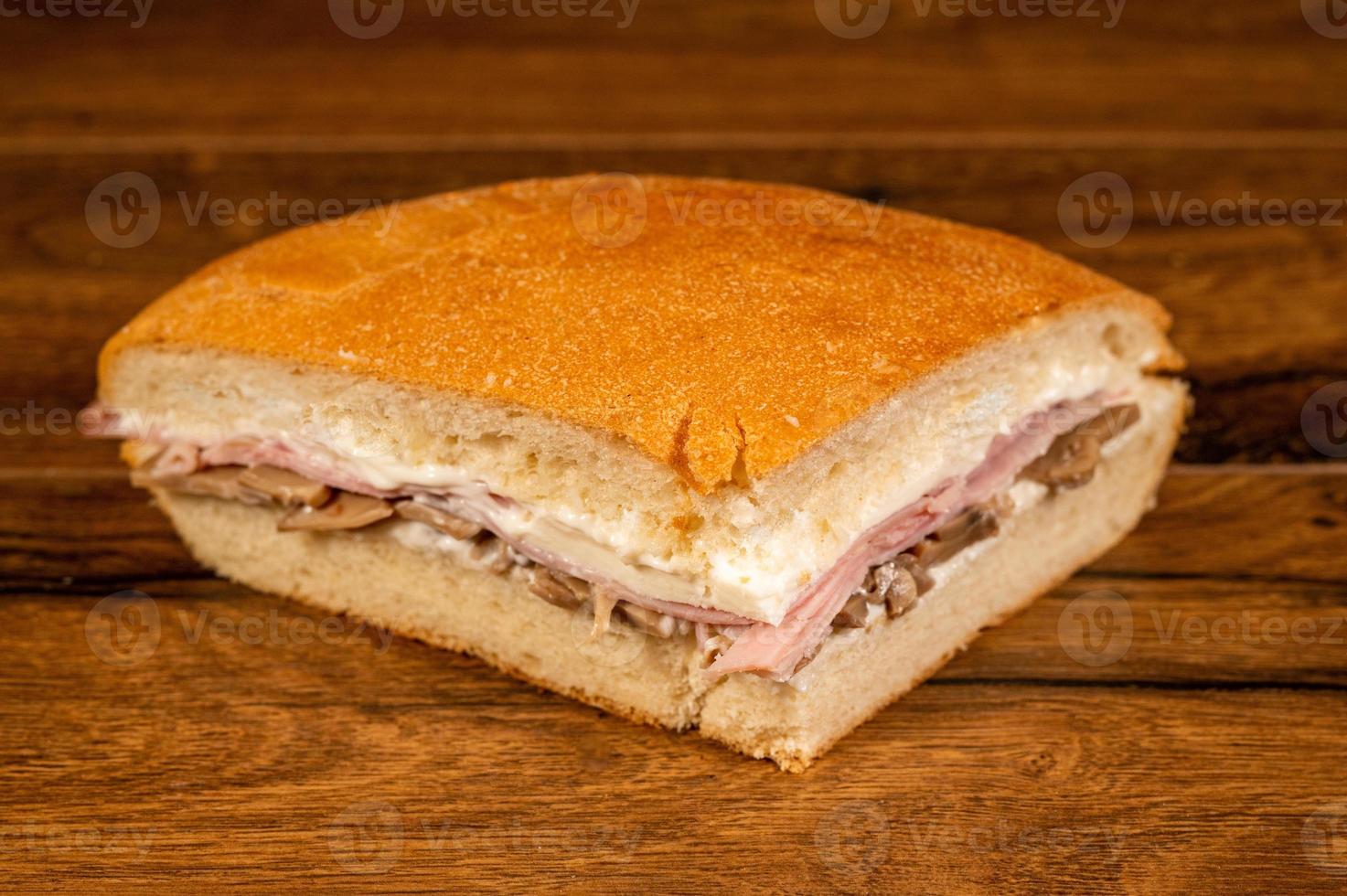 sandwich au salami et légumes photo