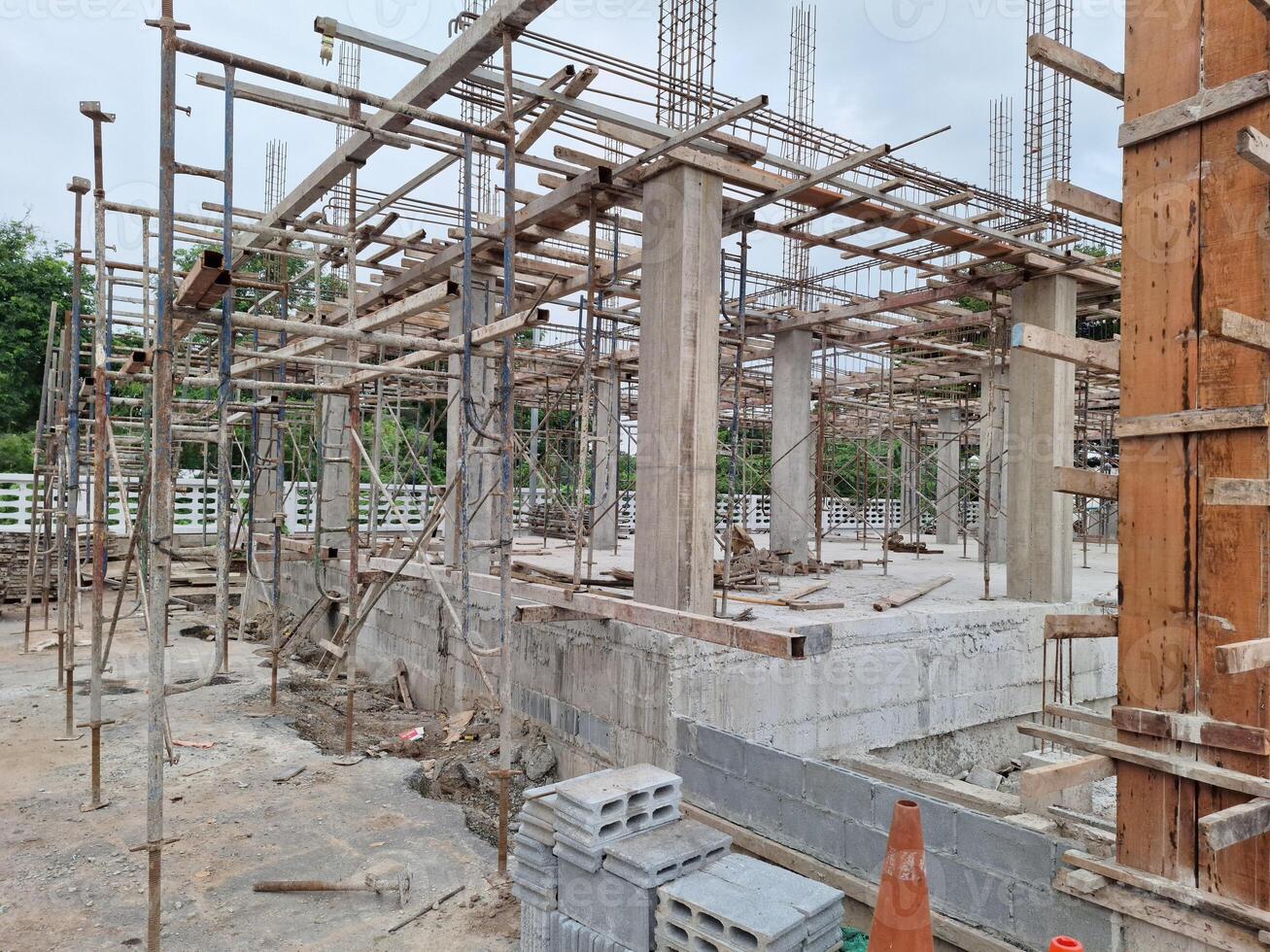 image de une bâtiment en dessous de construction photo