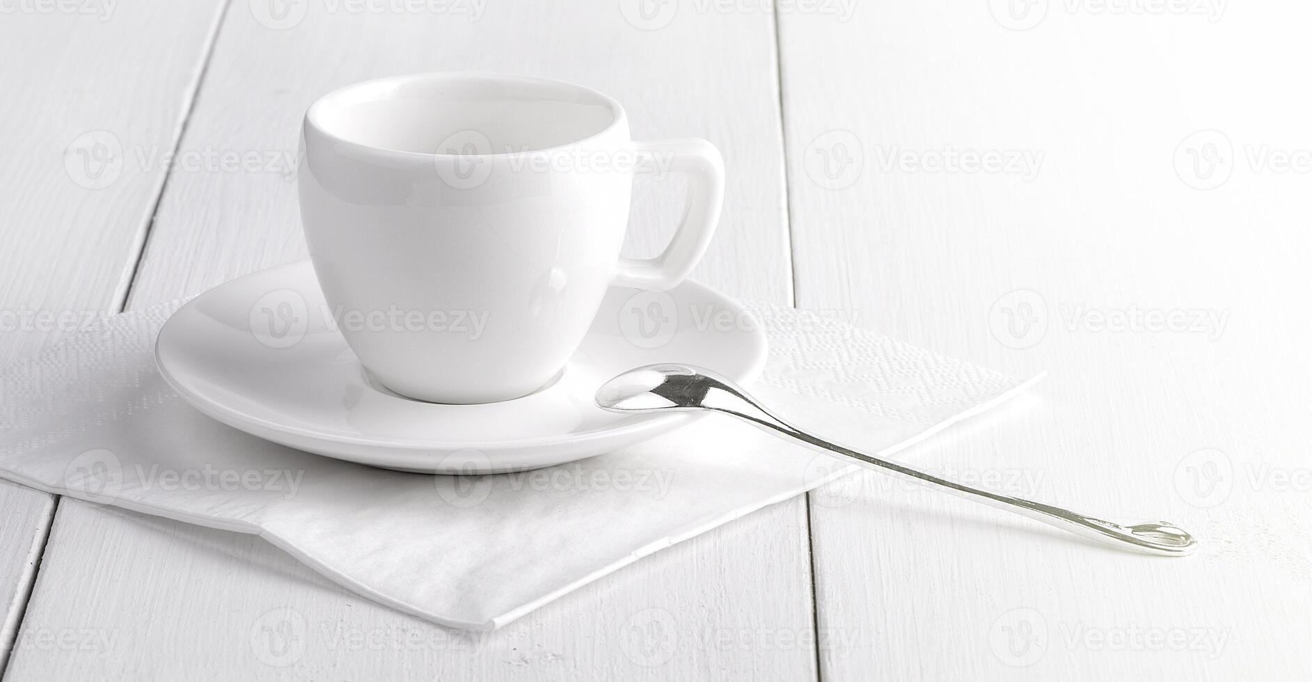 blanc vide tasse de café sur une blanc serviette de table. proche en haut photo