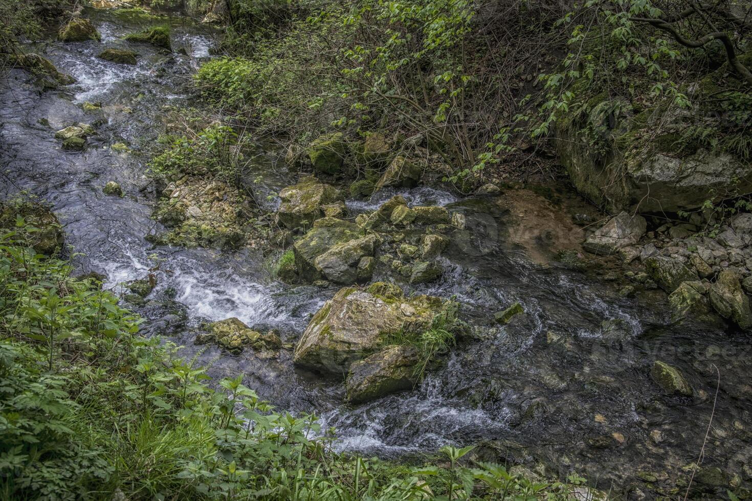 une petit cascade près le village de potpece dans Serbie photo