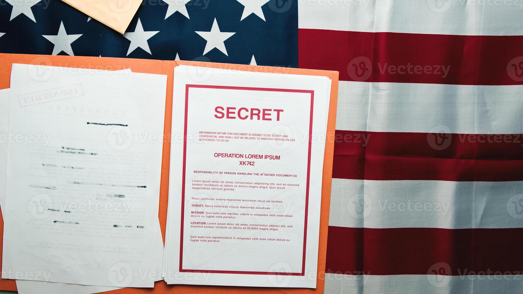dossier avec Haut secret les documents sur Etats-Unis drapeau. photo