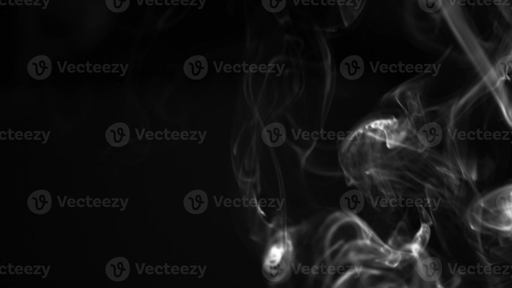 blanc fumée, vapeur , brouillard nuage sur noir Contexte pour en utilisant dans composition et recouvrir photo
