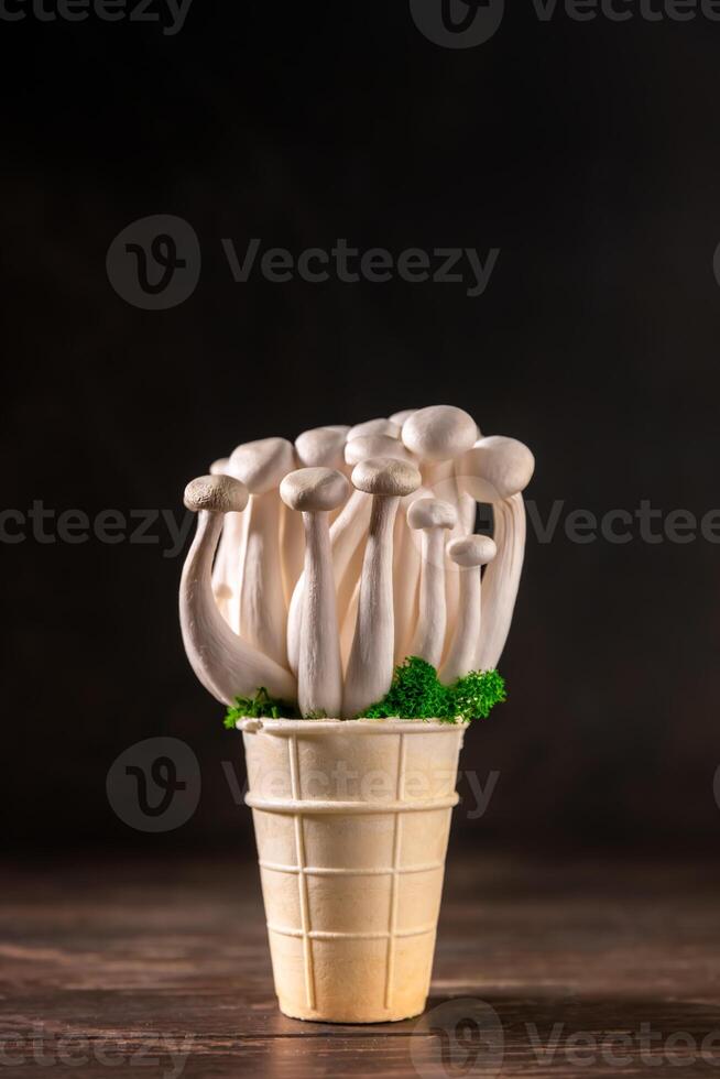 fermer de une bouquet de Shimeji champignons sur en bois arrière-plan, avec sélectif concentrer photo