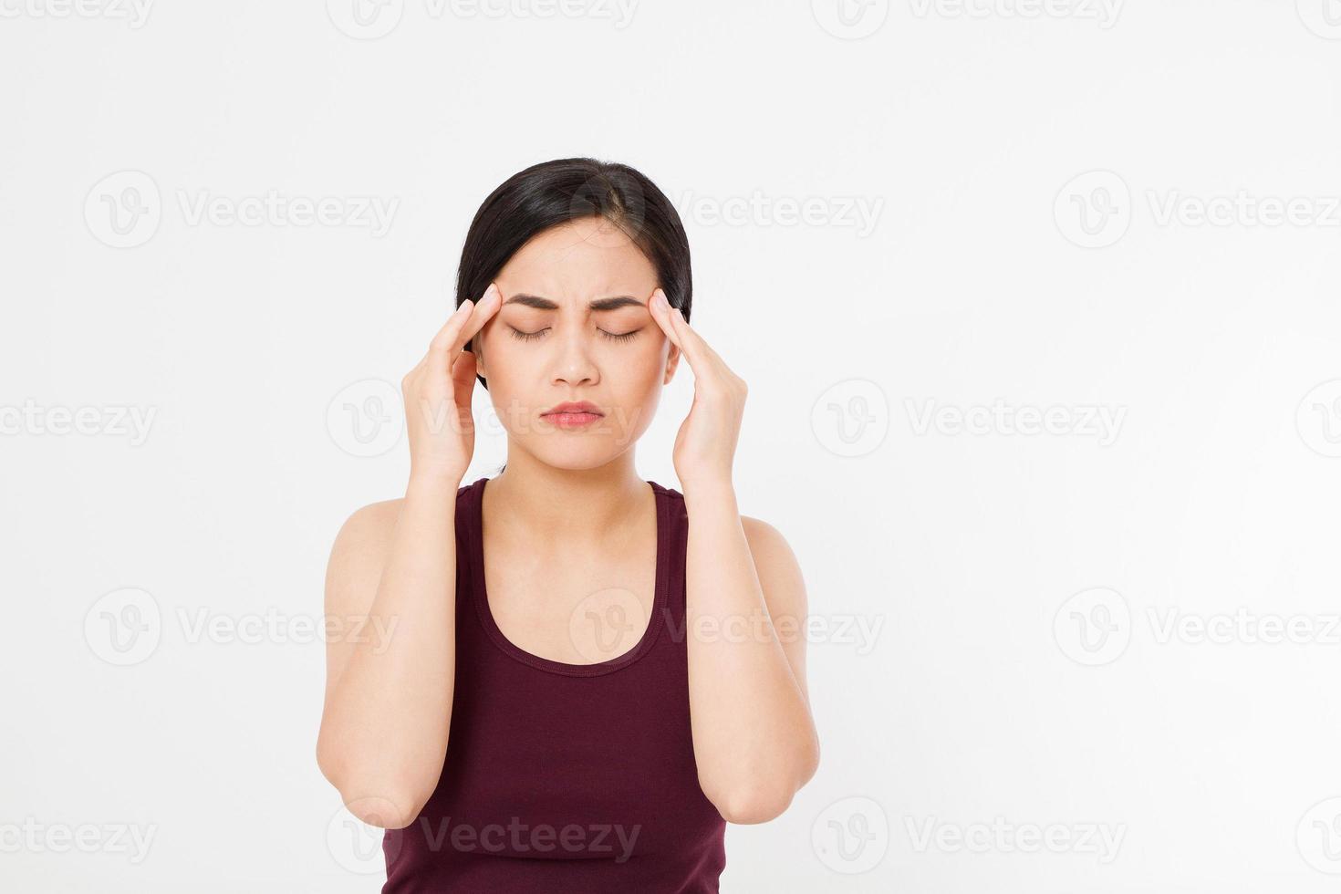 stressée femme japonaise asiatique épuisée ayant une forte céphalée de tension. portrait d'une fille malade souffrant de migraine à la tête, ressentant de la pression et du stress. douleur et santé. espace de copie. photo