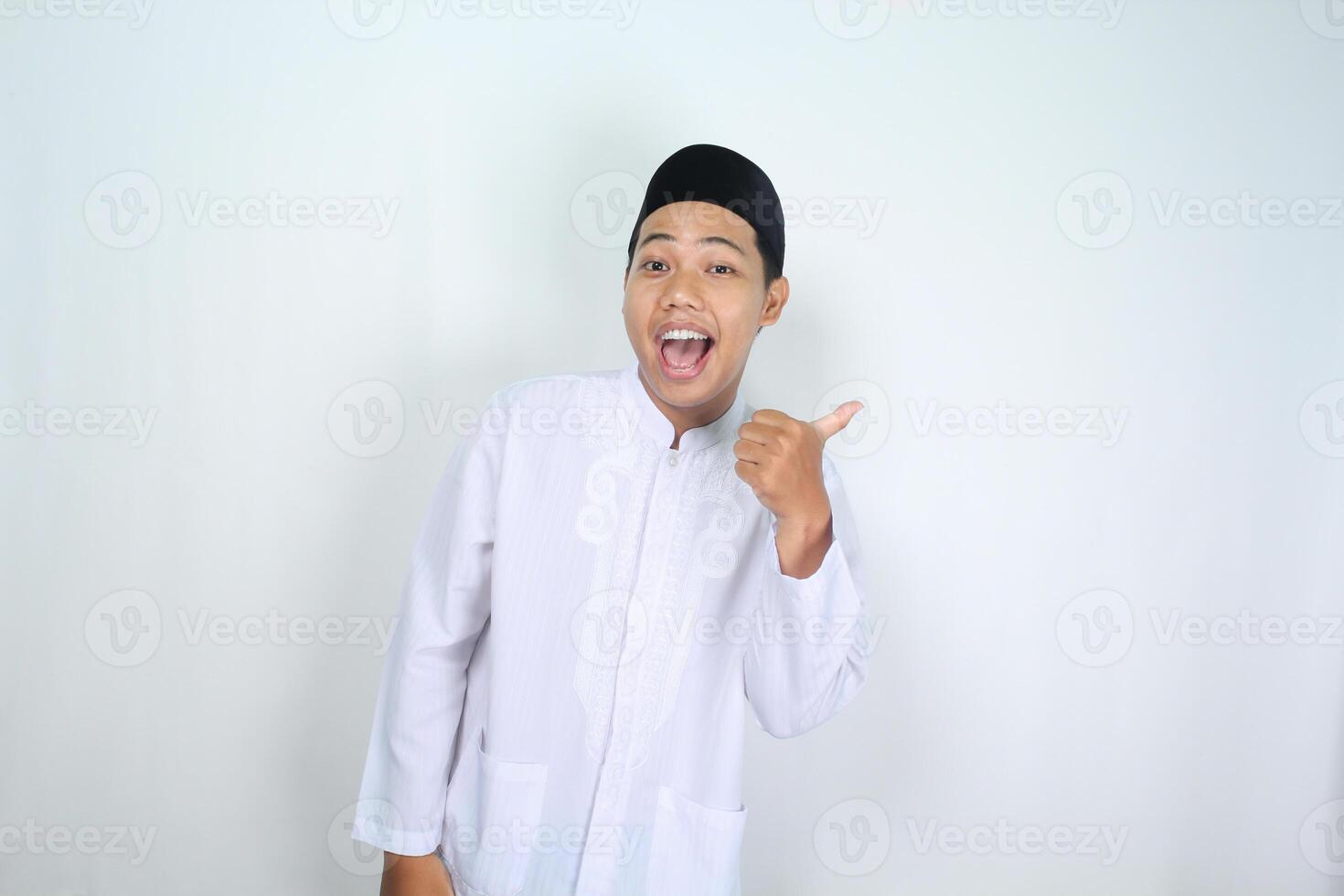 de bonne humeur musulman asiatique homme en criant tandis que donnant pouce en haut isolé sur blanc Contexte photo