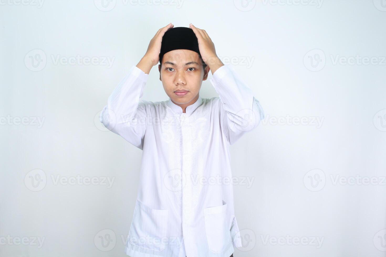 asiatique musulman homme portant kopiah ou crâne casquette isolé sur blanc Contexte photo