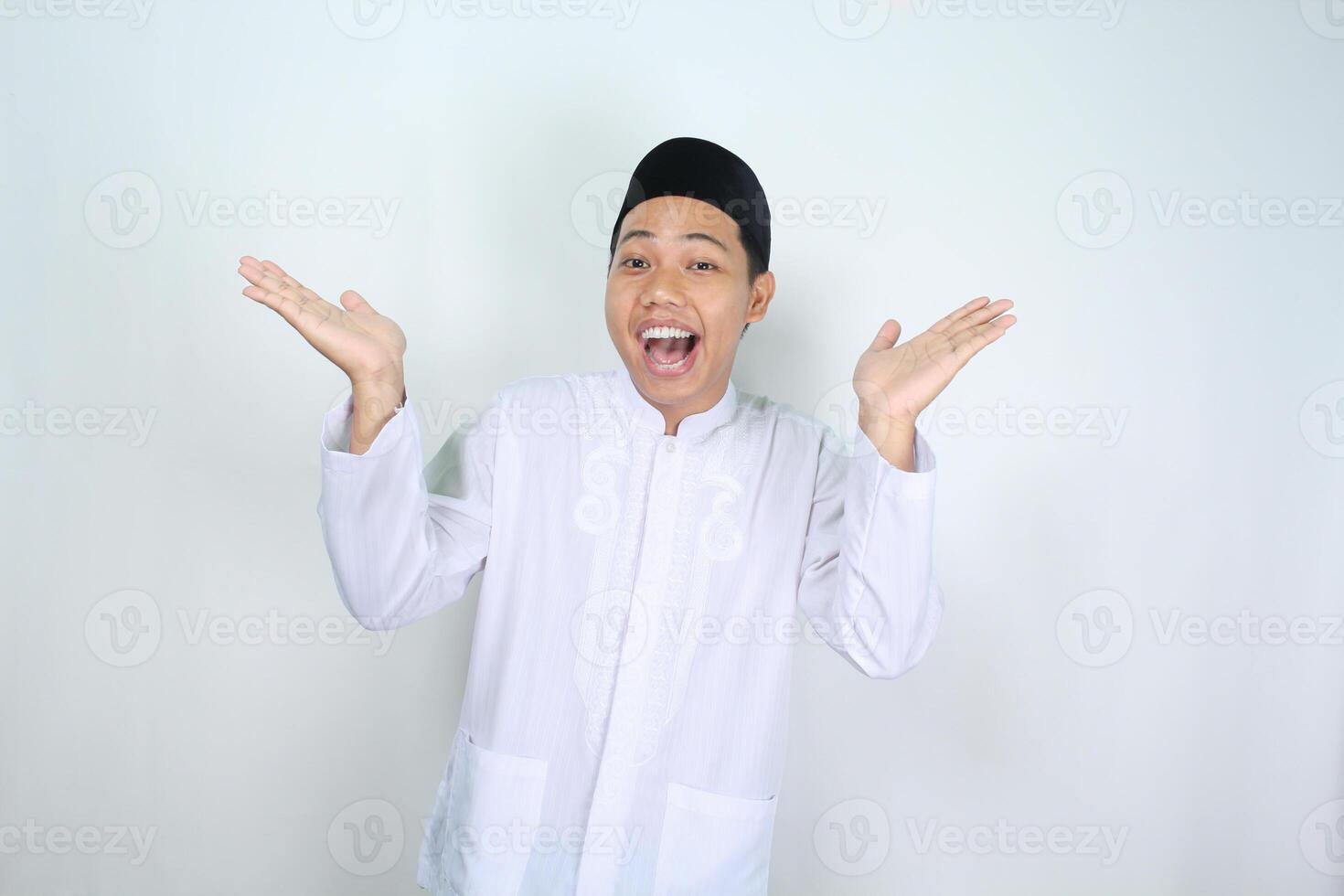 de bonne humeur musulman asiatique homme en hurlant tandis que élevage main deux côté à en présentant vide espace isolé sur blanc Contexte photo