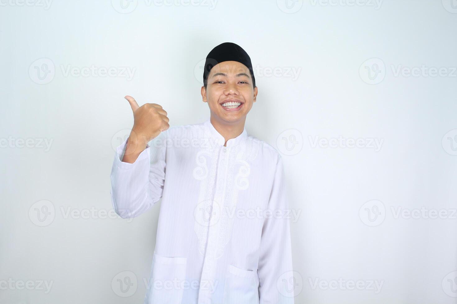 content musulman asiatique homme donnant les pouces en haut isolé sur blanc Contexte photo