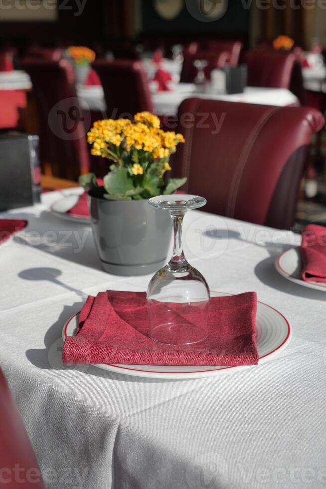 servi et décoré rond de fête table dans une restaurant photo