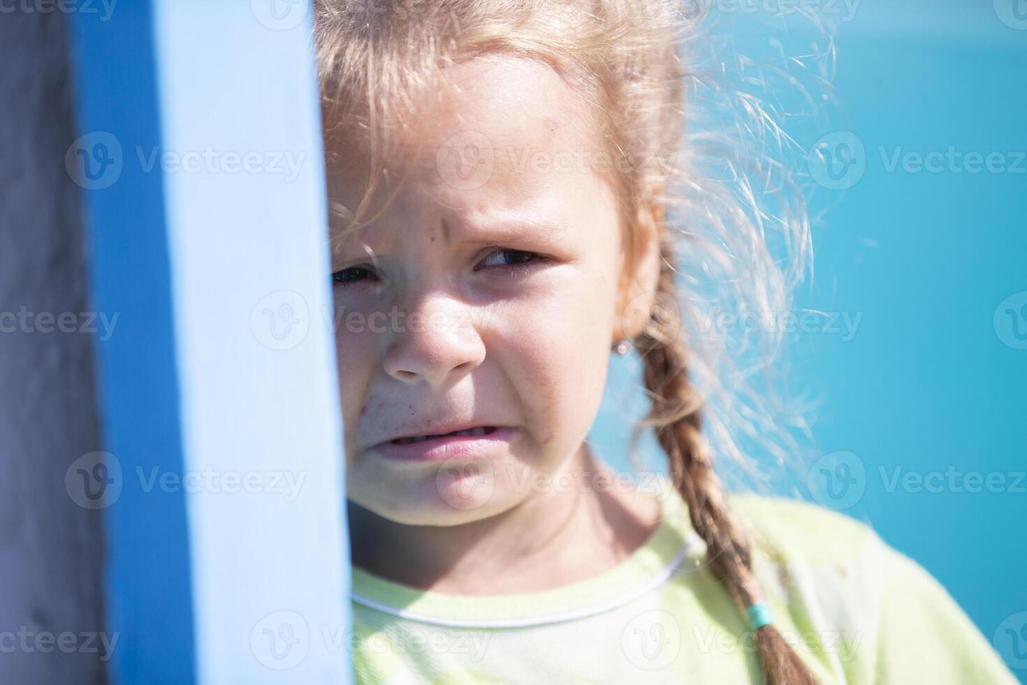 portrait de une peu pleurs fille. le enfant est bouleversé. photo