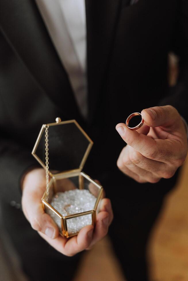 deux or mariage anneaux pour les mariées comme une symbole de éternité. tout est prêt pour le mariage cérémonie. un offre de une main et une cœur photo