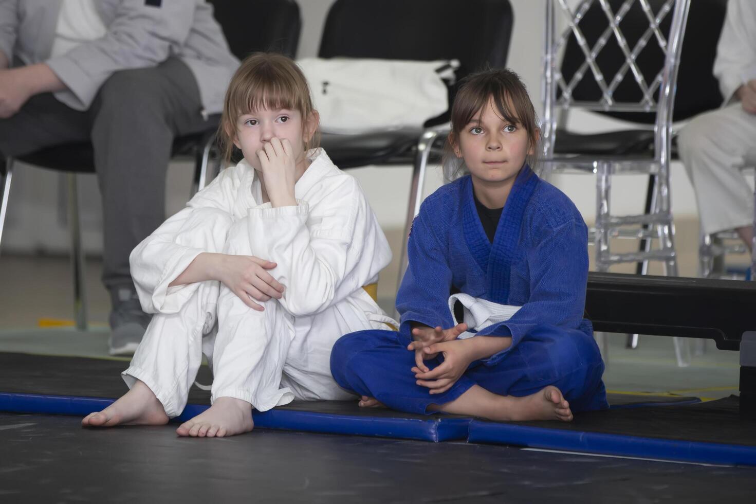 avril 23, 2023. Biélorussie, gomil central stade. judo enfants. peu judo les filles asseoir sur des sports tapis. photo