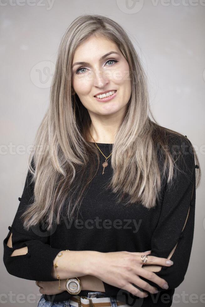 magnifique âge moyen femme de européen type posant et à la recherche à le caméra. photo