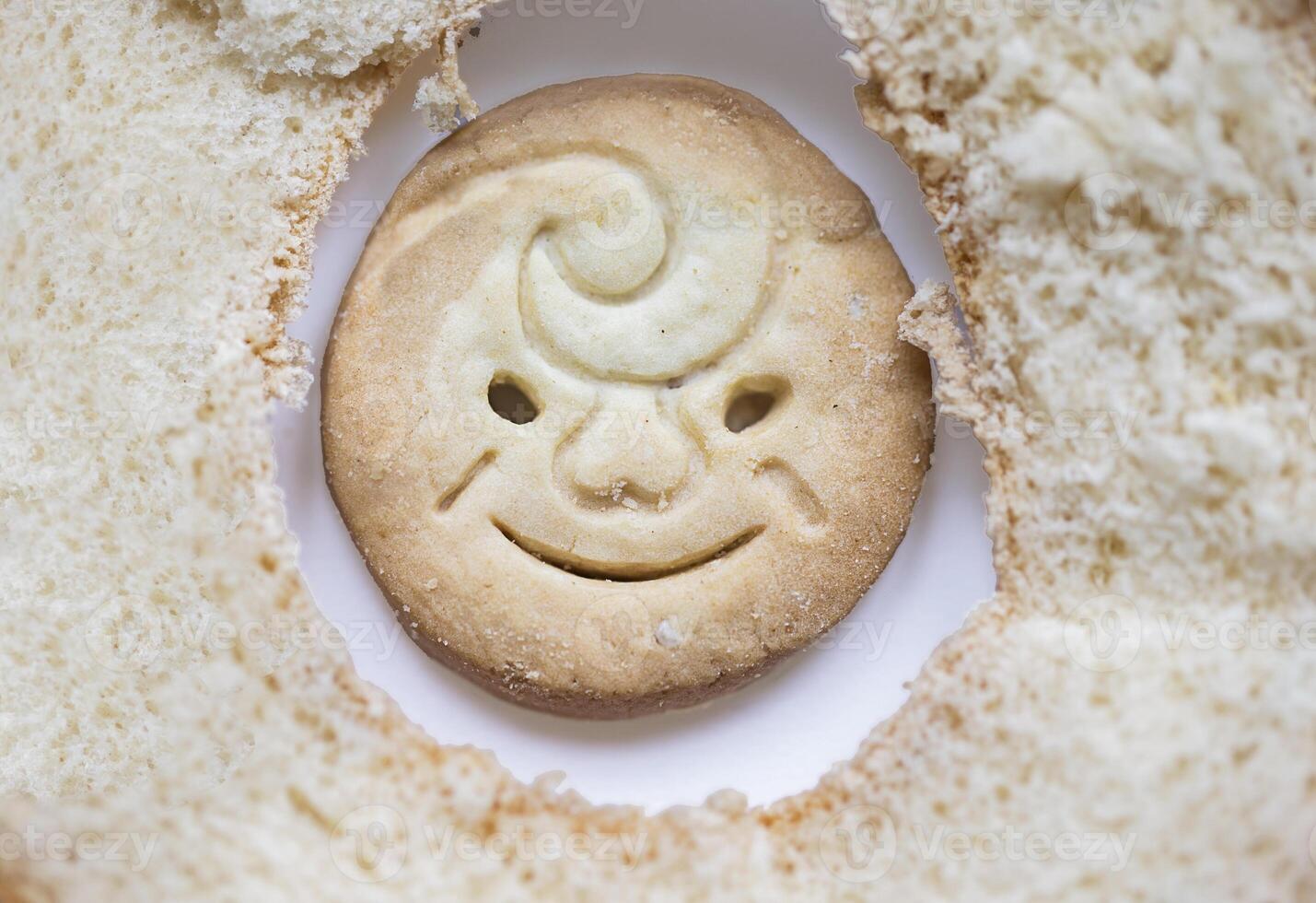 rond biscuits avec une sourire. culinaire produit photo